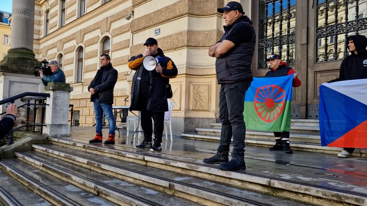 Soudkyně, demisi! Romové se bouřili před brněnským soudem kvůli osvobozujícímu verdiktu nad Ukrajincem